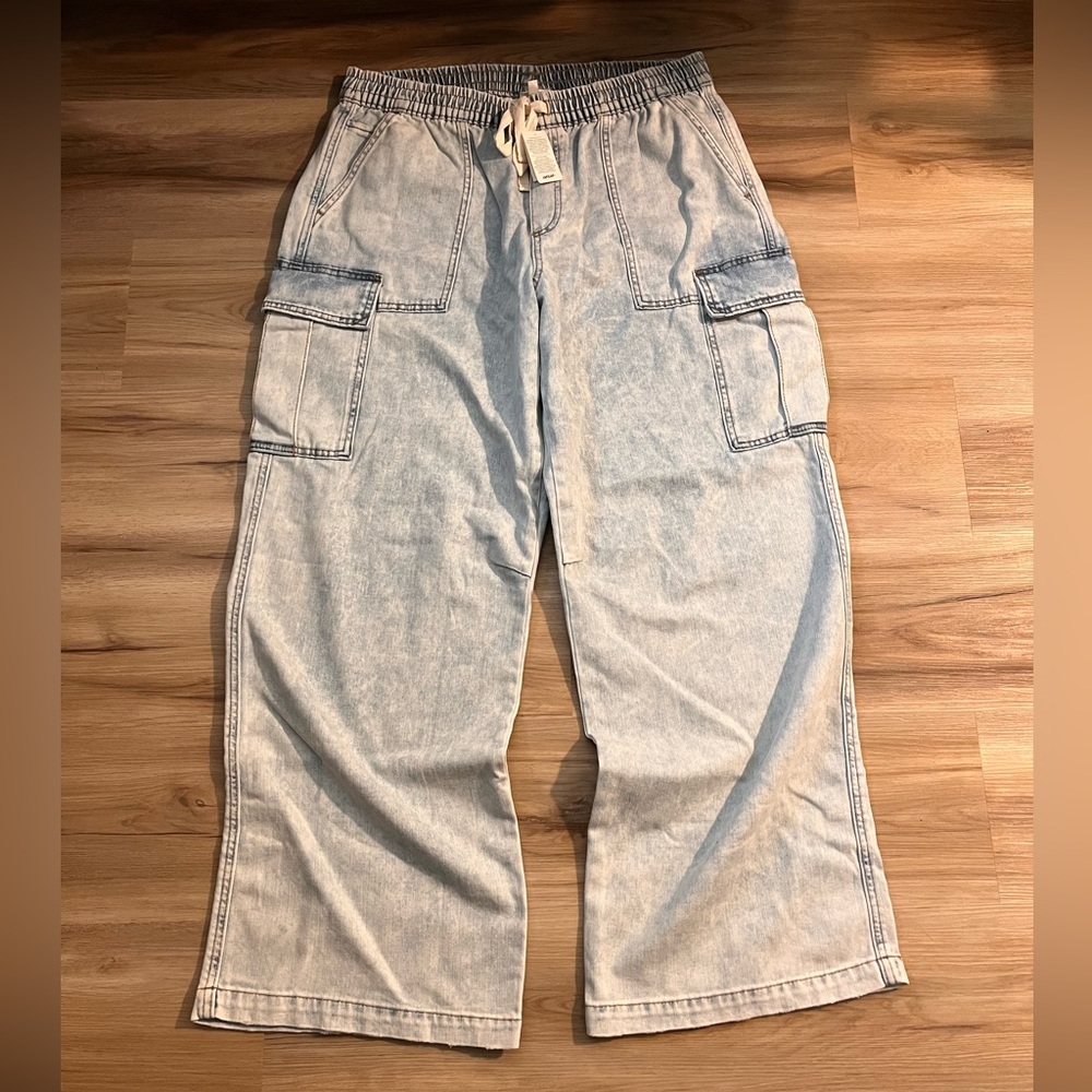 Aerie wide leg baggy light faded wash cargo jeans Size L Brand new